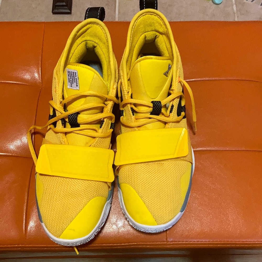 Tennis shoes